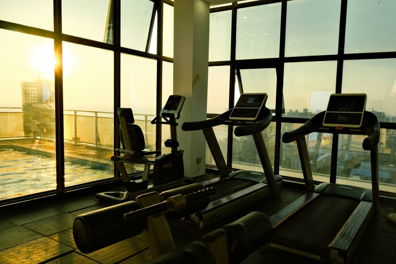 ジムに行く時間はいつがいい？朝・昼・夜のメリットを解説